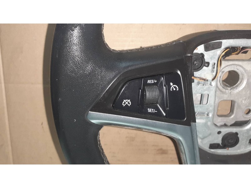 Recambio de volante para opel astra j lim. cosmo referencia OEM IAM 13305818  PIEL