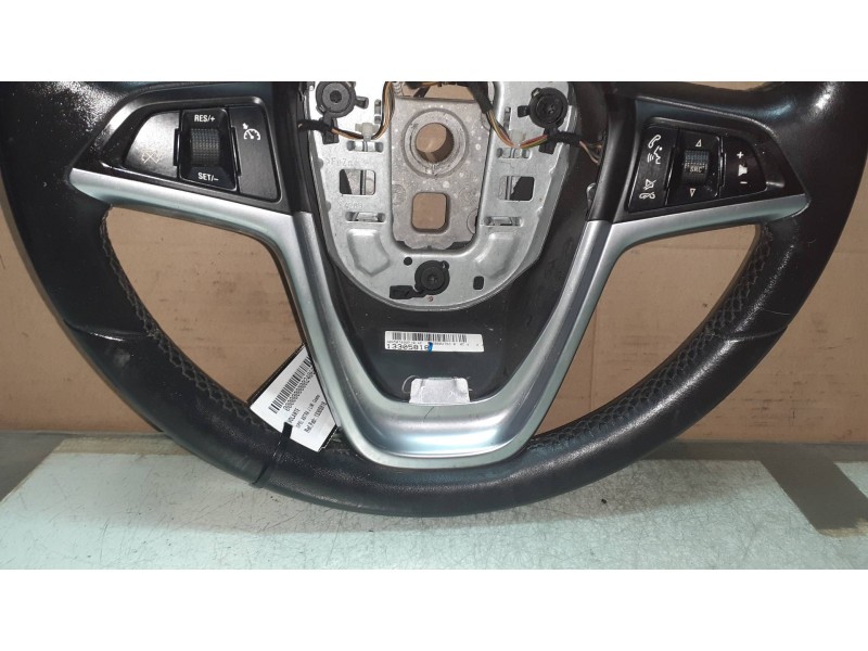 Recambio de volante para opel astra j lim. cosmo referencia OEM IAM 13305818  PIEL