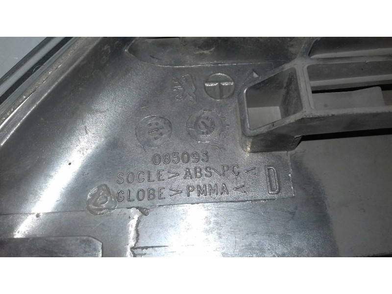 Recambio de piloto delantero derecho para citroen xantia berlina 1.9 td x referencia OEM IAM 085093  