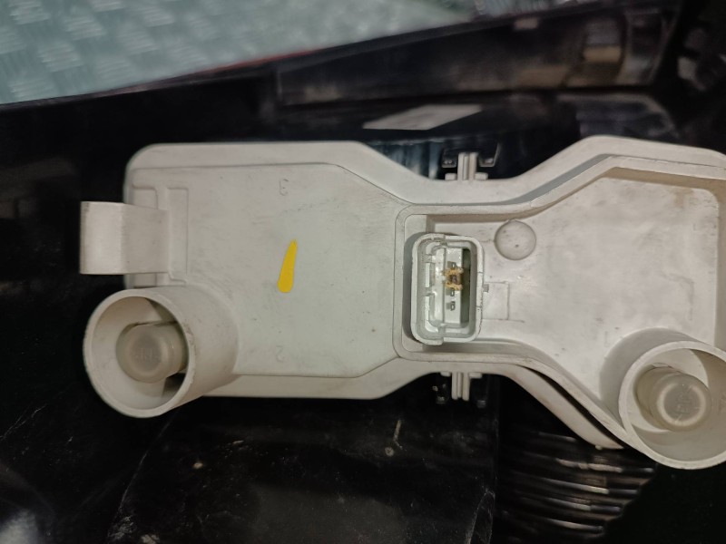 Recambio de piloto trasero izquierdo para renault megane ii berlina 5p authentique referencia OEM IAM 8200073236  VALEO