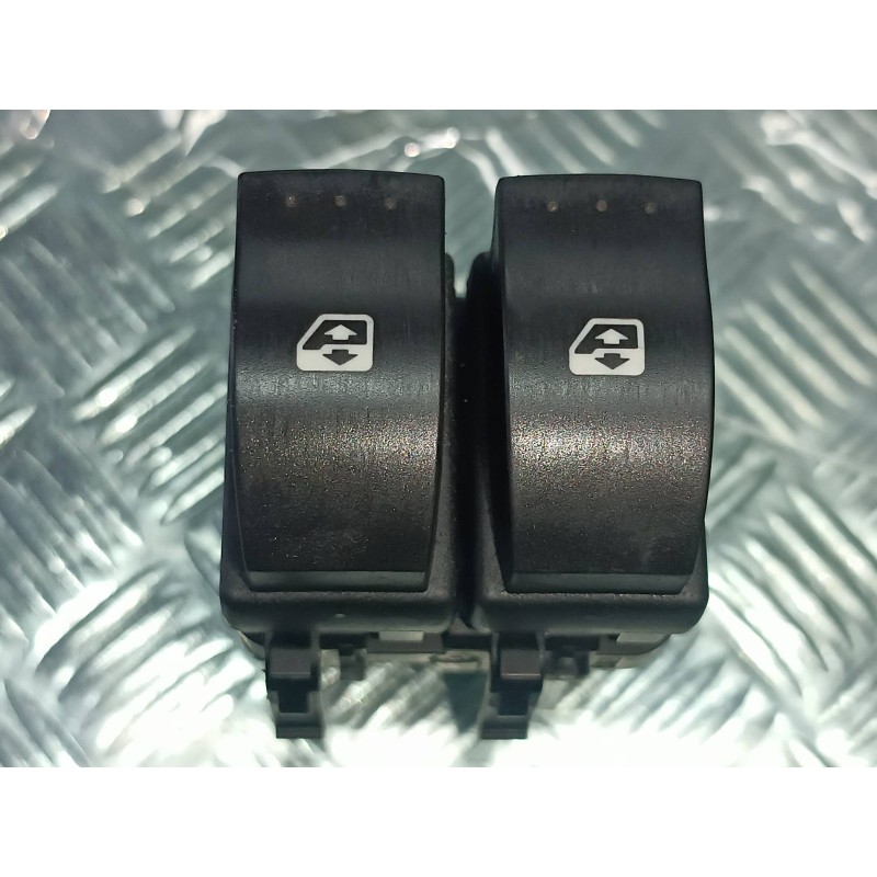 Recambio de mando elevalunas delantero izquierdo para renault megane ii berlina 5p authentique referencia OEM IAM 315033A CONECT