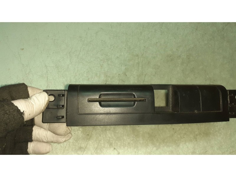 Recambio de moldura para peugeot 207 confort referencia OEM IAM 9656713577  