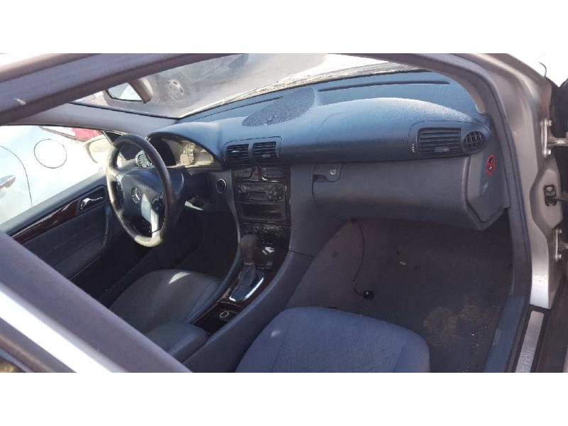 mercedes-benz clase c (w203) berlina del año 2001