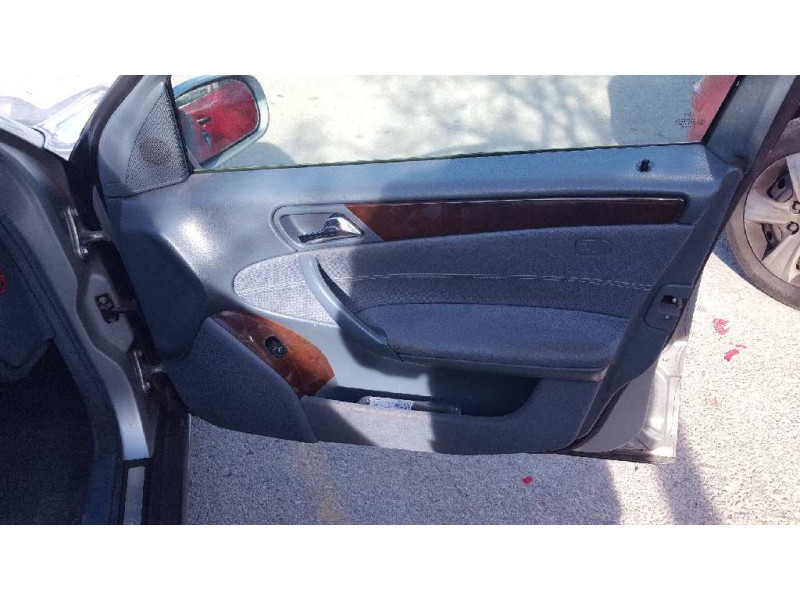 mercedes-benz clase c (w203) berlina del año 2001