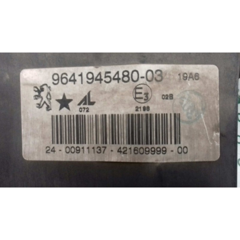 Recambio de faro antiniebla derecho para peugeot 407 st sport pack referencia OEM IAM 964194548003 42160748 2 PINES