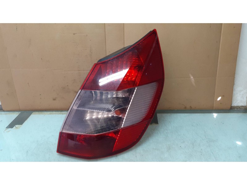 Recambio de piloto trasero derecho para renault scenic ii grand confort authentique referencia OEM IAM 8200127702 15911600 