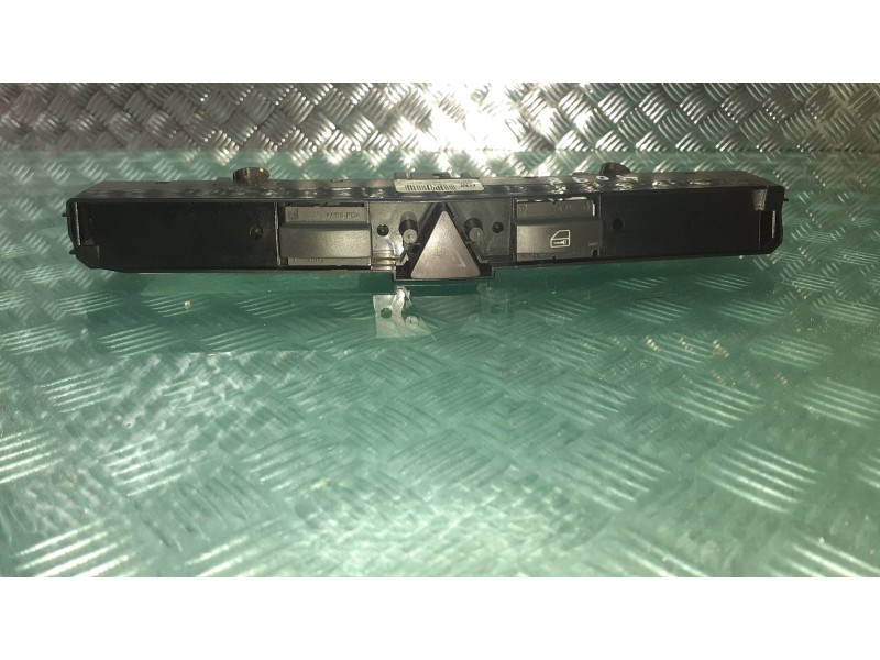 Recambio de warning para opel astra h berlina cosmo referencia OEM IAM 13100105 03758075 CONECTOR 16 PINES