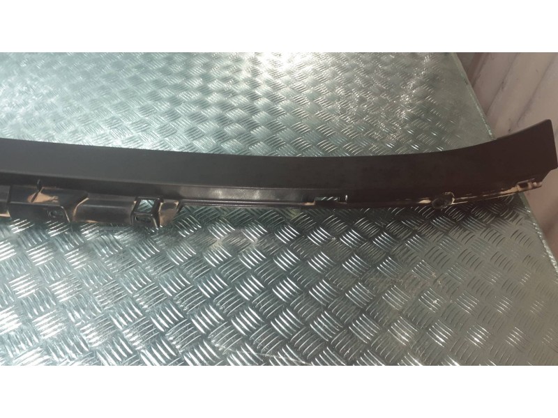 Recambio de molduras traseras para mitsubishi eclipse cross top 4wd referencia OEM IAM 5817A28  TRASERA CENTRAL