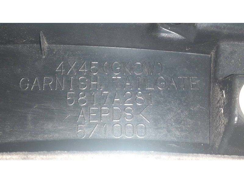 Recambio de molduras traseras para mitsubishi eclipse cross top 4wd referencia OEM IAM 5817A28  TRASERA CENTRAL