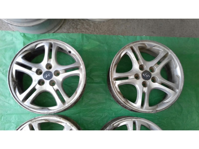 Recambio de juego llantas para hyundai coupe (gk) 1.6 fx referencia OEM IAM 529102C200 7JX17-46 ALUMINIO