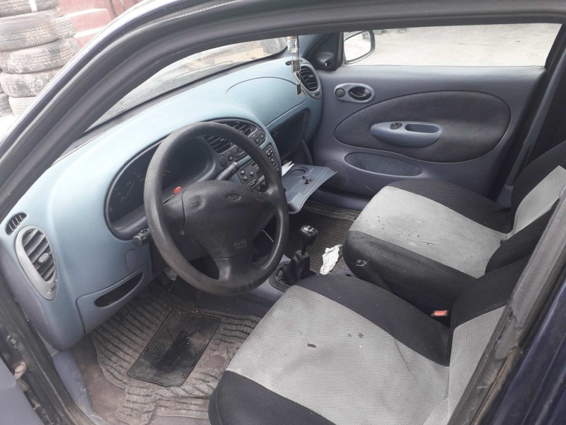 ford fiesta berlina del año 1996