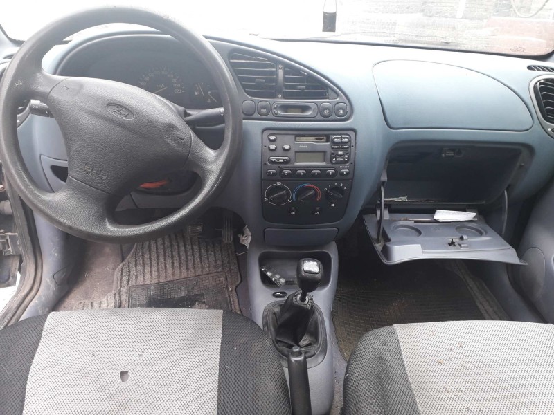 ford fiesta berlina del año 1996