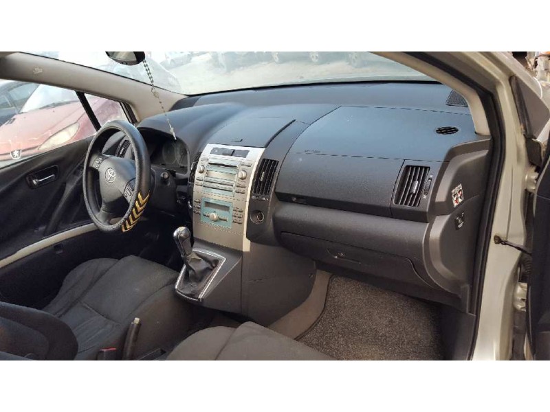 toyota corolla verso (r1) del año 2004