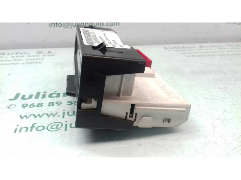 Recambio de pantalla multifuncion para renault megane ii berlina 5p confort authentique referencia OEM IAM 8200107839  