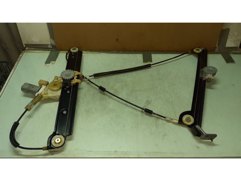 Recambio de elevalunas delantero izquierdo para bmw serie 1 berlina (e81/e87) 118d referencia OEM IAM 6978845 9030251 ELECTRICO