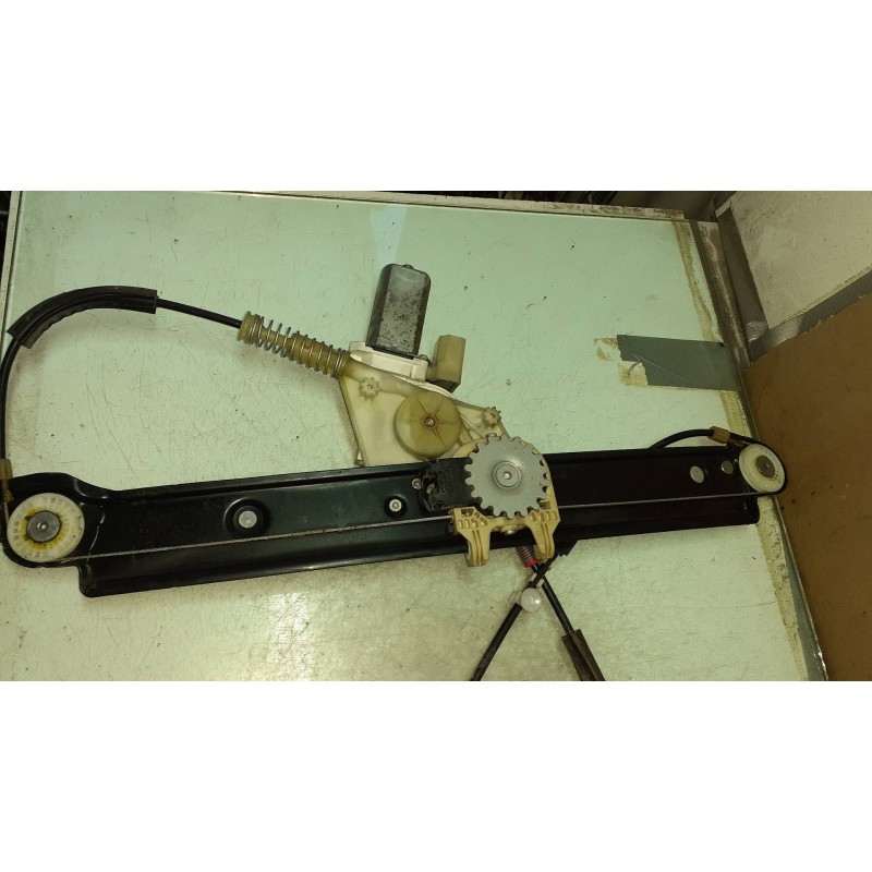 Recambio de elevalunas delantero izquierdo para bmw serie 1 berlina (e81/e87) 118d referencia OEM IAM 6978845 9030251 ELECTRICO