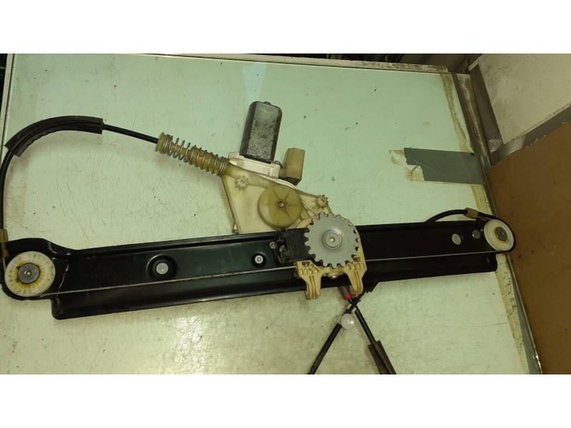 Recambio de elevalunas delantero izquierdo para bmw serie 1 berlina (e81/e87) 118d referencia OEM IAM 6978845 9030251 ELECTRICO