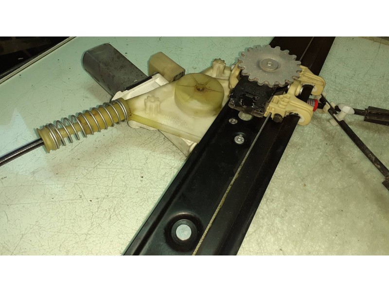 Recambio de elevalunas delantero izquierdo para bmw serie 1 berlina (e81/e87) 118d referencia OEM IAM 6978845 9030251 ELECTRICO