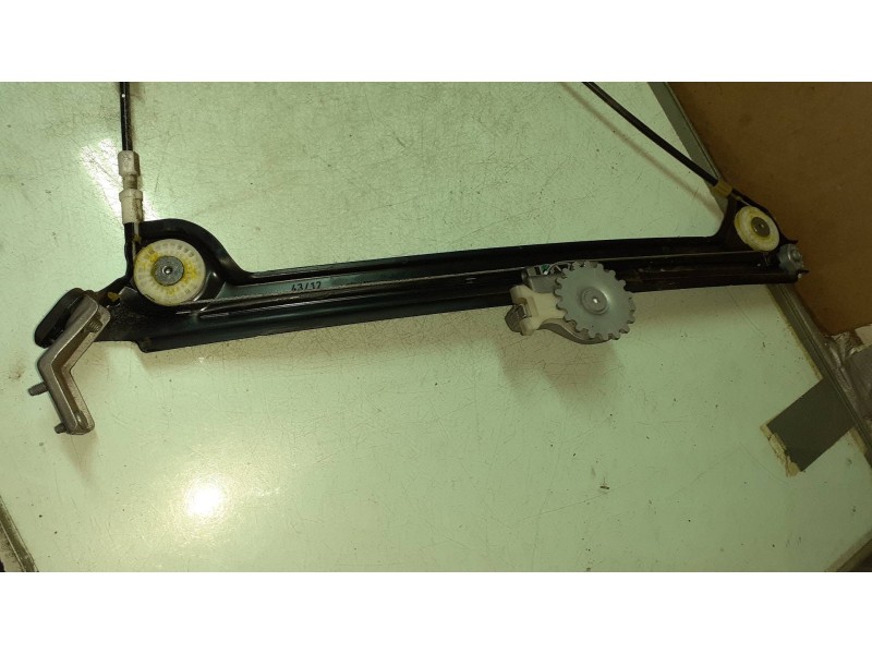 Recambio de elevalunas delantero izquierdo para bmw serie 1 berlina (e81/e87) 118d referencia OEM IAM 6978845 9030251 ELECTRICO