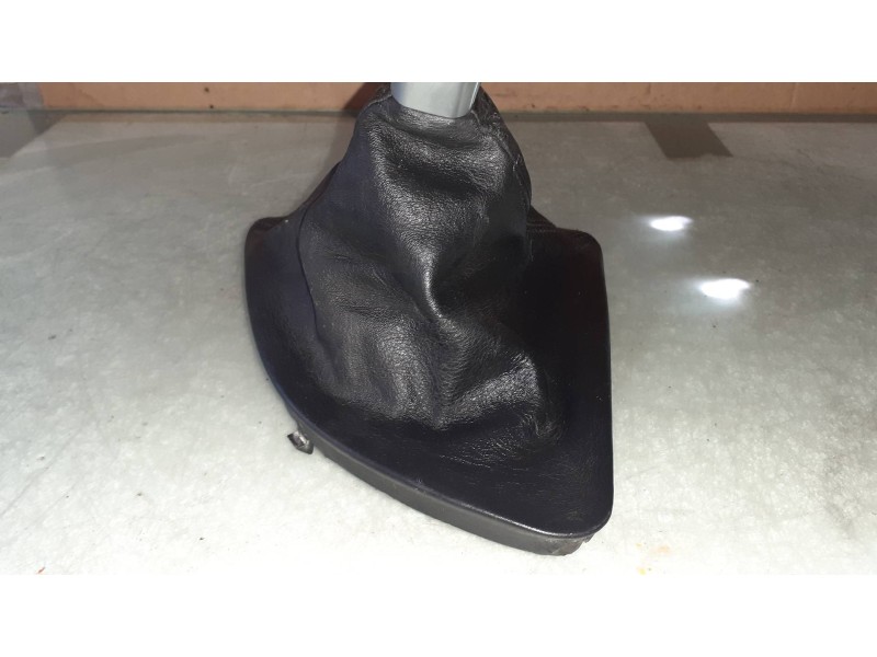 Recambio de guarnecidos palanca cambio para bmw serie 1 berlina (e81/e87) 118d referencia OEM IAM 25118037304 242231 