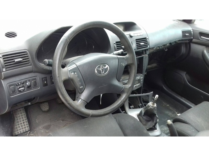 toyota avensis berlina (t25) del año 2005