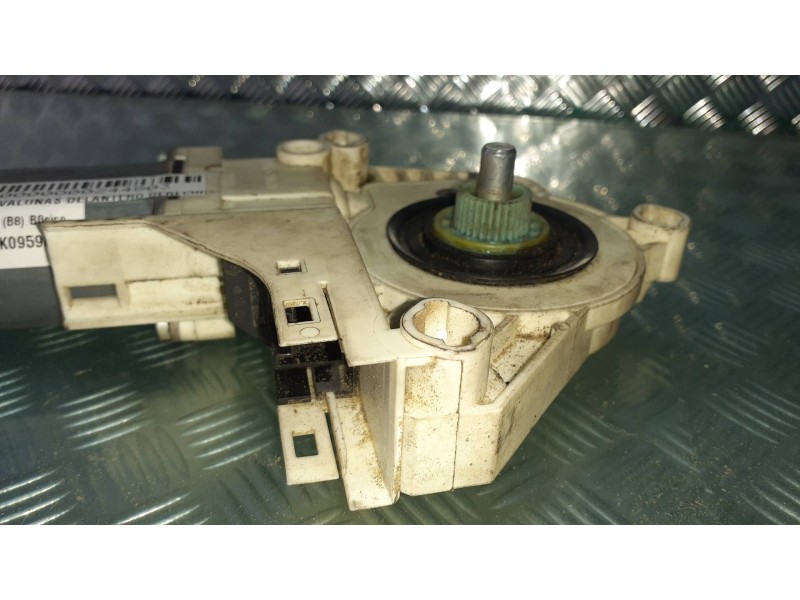Recambio de motor elevalunas delantero derecho para audi a4 ber. (b8) básico referencia OEM IAM 8K0959802A 966934200 11019655752