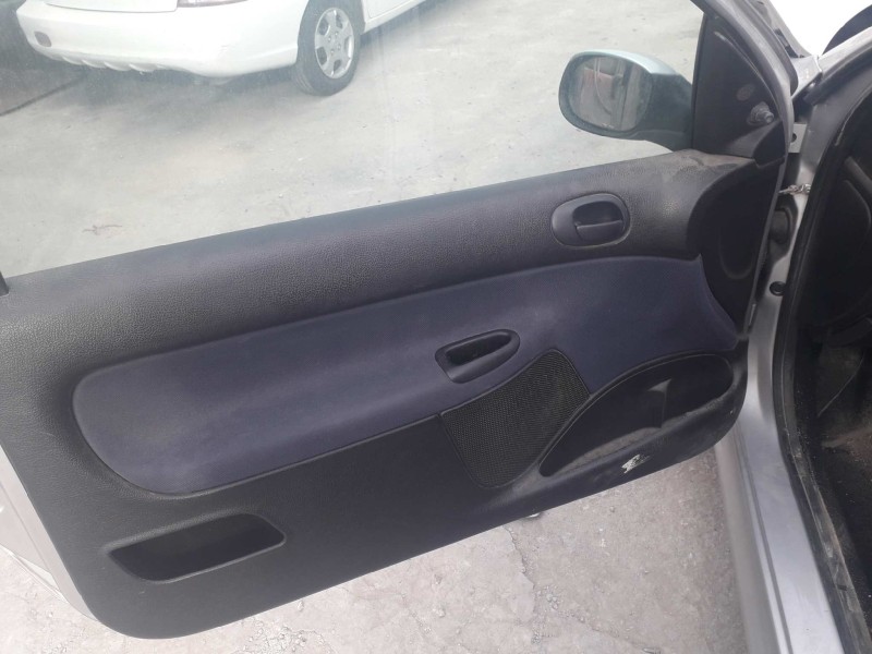 peugeot 206 berlina del año 2000