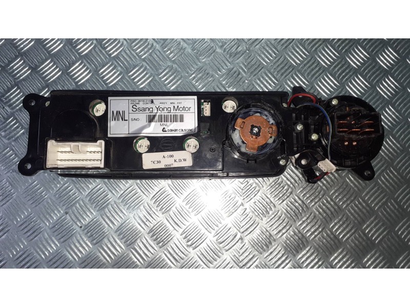 Recambio de mando climatizador para ssangyong rodius xdi deluxe 4wd referencia OEM IAM 6870021000  