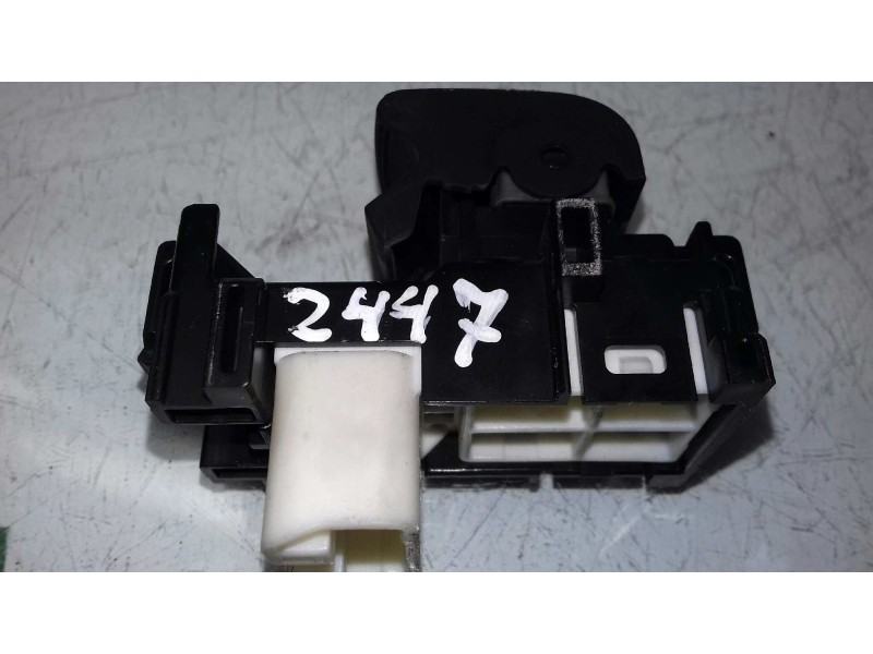 Recambio de mando elevalunas trasero derecho para toyota auris active referencia OEM IAM 8292D20  