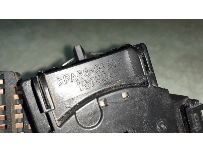 Recambio de mando limpia para kia rio 1.4 active referencia OEM IAM 75733A KAJBWP05 CONECTOR 10 PINES