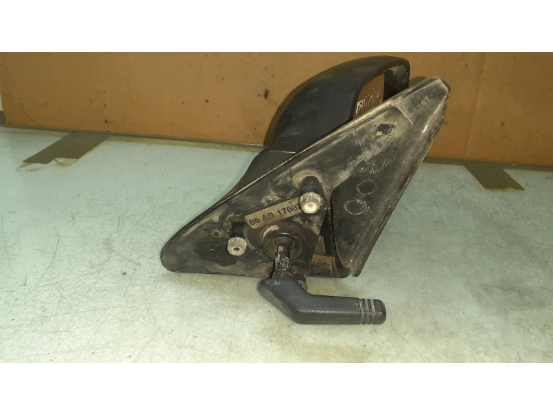 Recambio de retrovisor derecho para ford escort berlina referencia OEM IAM 86AB17682  MANUAL