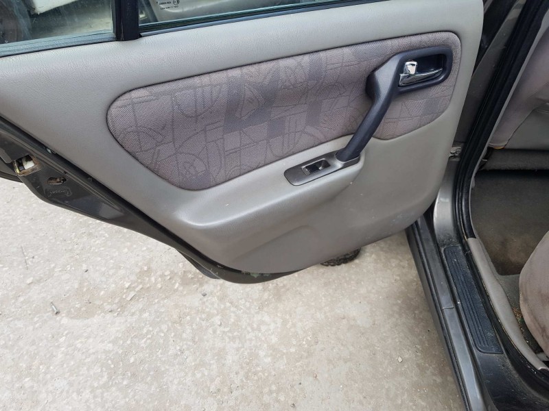 nissan primera berlina (p11) del año 2000