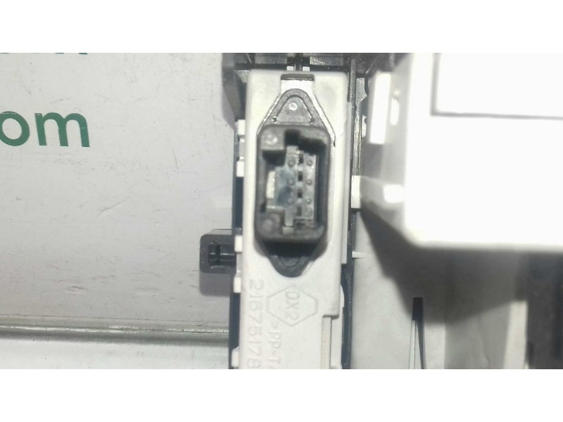 Recambio de pantalla multifuncion para renault megane ii berlina 5p dynamique referencia OEM IAM 8200290542C  JOHNSON CONTROLS