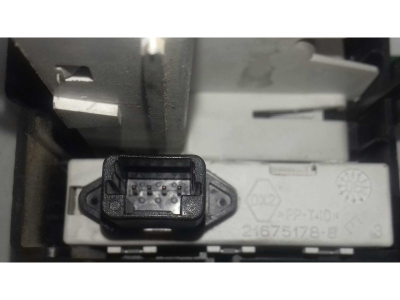 Recambio de pantalla multifuncion para renault clio iii confort dynamique referencia OEM IAM 8200307273C  