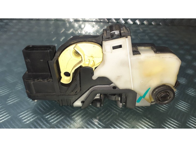 Recambio de cerradura puerta trasera izquierda para chevrolet cruze lt referencia OEM IAM 13503807  