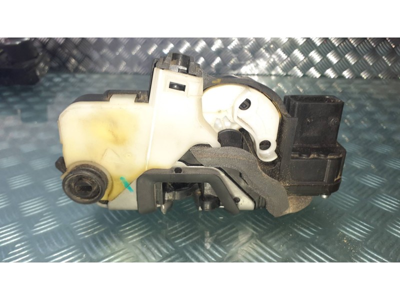 Recambio de cerradura puerta trasera derecha para chevrolet cruze lt referencia OEM IAM 13503808  