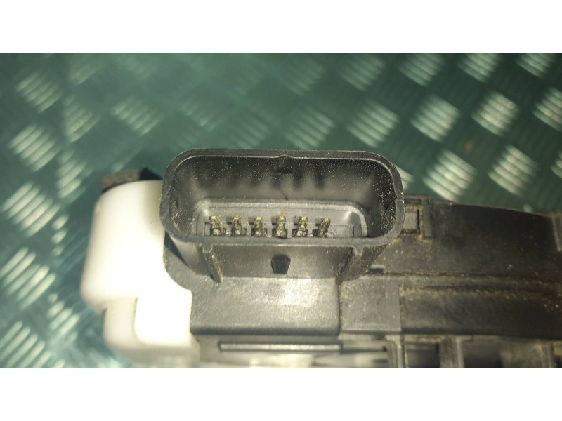 Recambio de cerradura puerta trasera derecha para hyundai ix35 classic 2wd referencia OEM IAM 814202Y010  