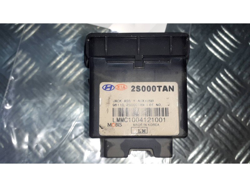 Recambio de interruptor para hyundai ix35 classic 2wd referencia OEM IAM 961102S000TAN  2S000TAN