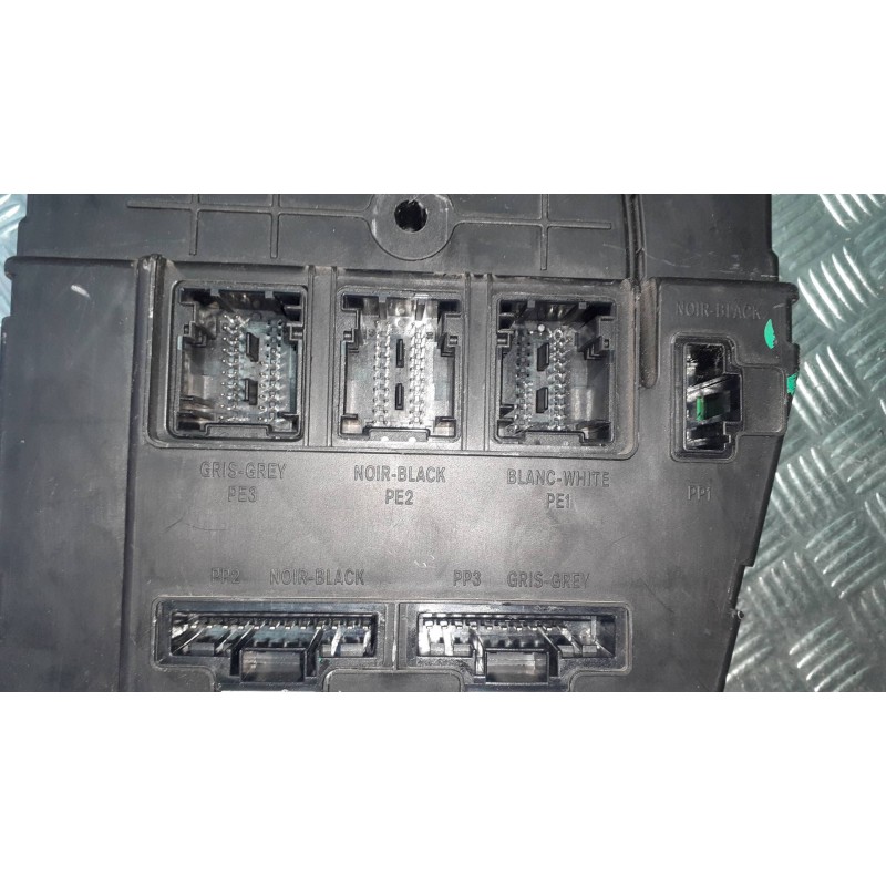 Recambio de caja reles / fusibles para renault scenic ii grand confort authentique referencia OEM IAM 8200309693  S118400310L