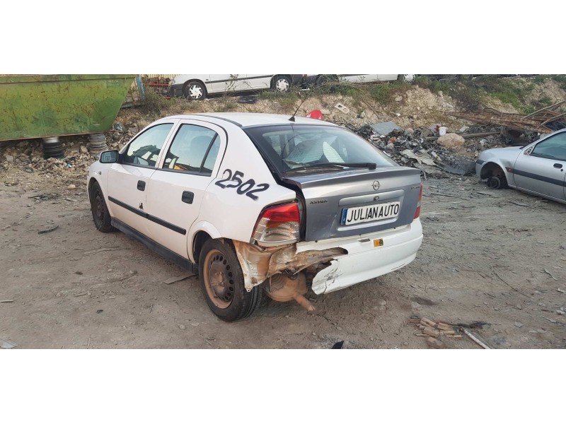 opel astra g berlina del año 2000