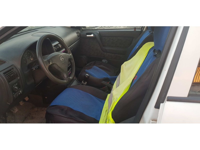 opel astra g berlina del año 2000