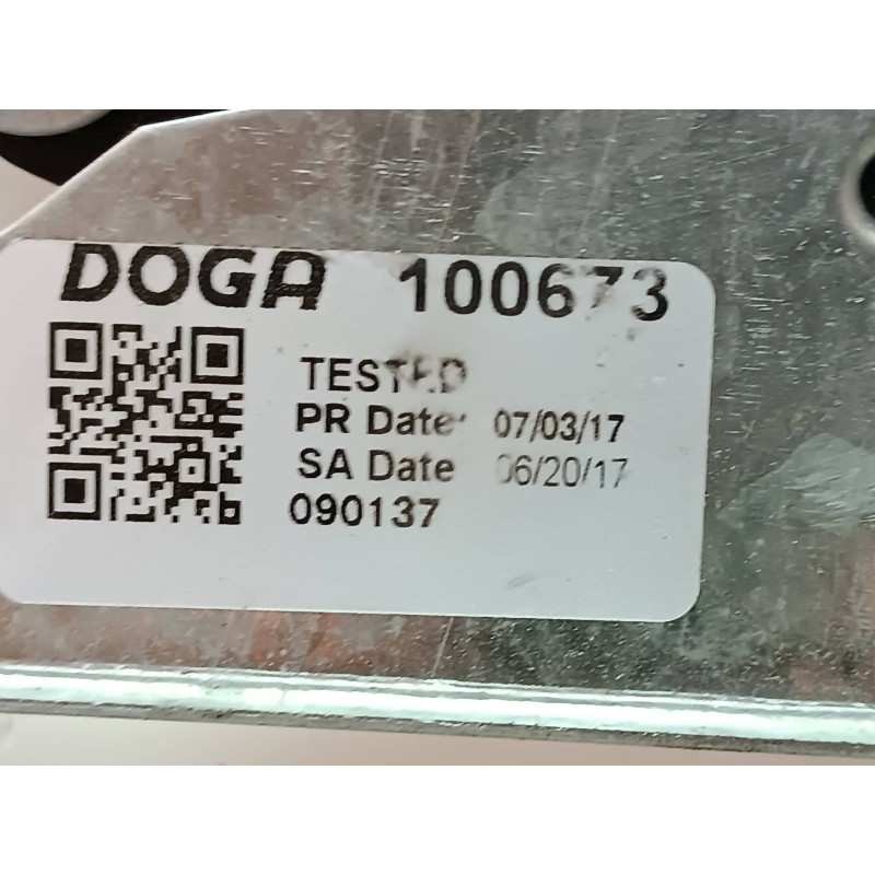 Recambio de elevalunas delantero izquierdo para volkswagen bora berlina (1j2) 1.9 tdi referencia OEM IAM 100673 090137 