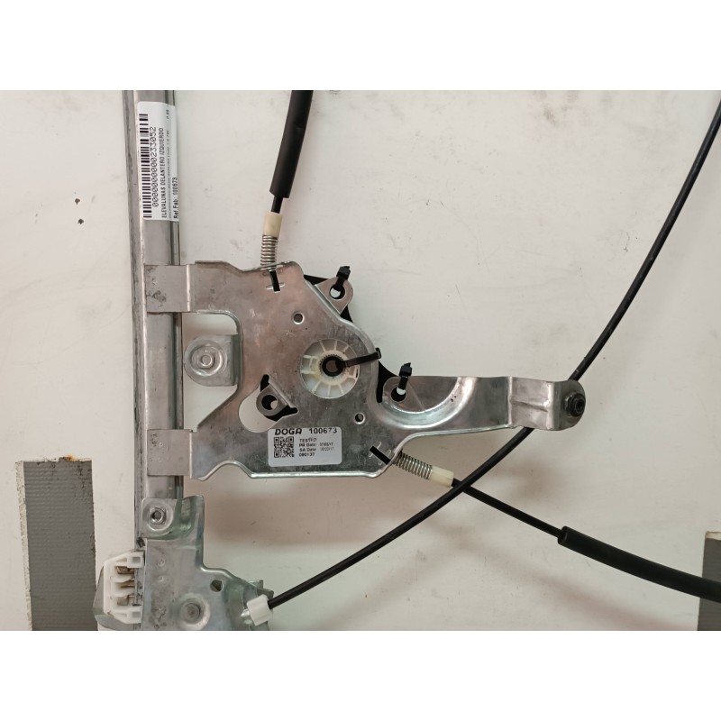 Recambio de elevalunas delantero izquierdo para volkswagen bora berlina (1j2) 1.9 tdi referencia OEM IAM 100673 090137 