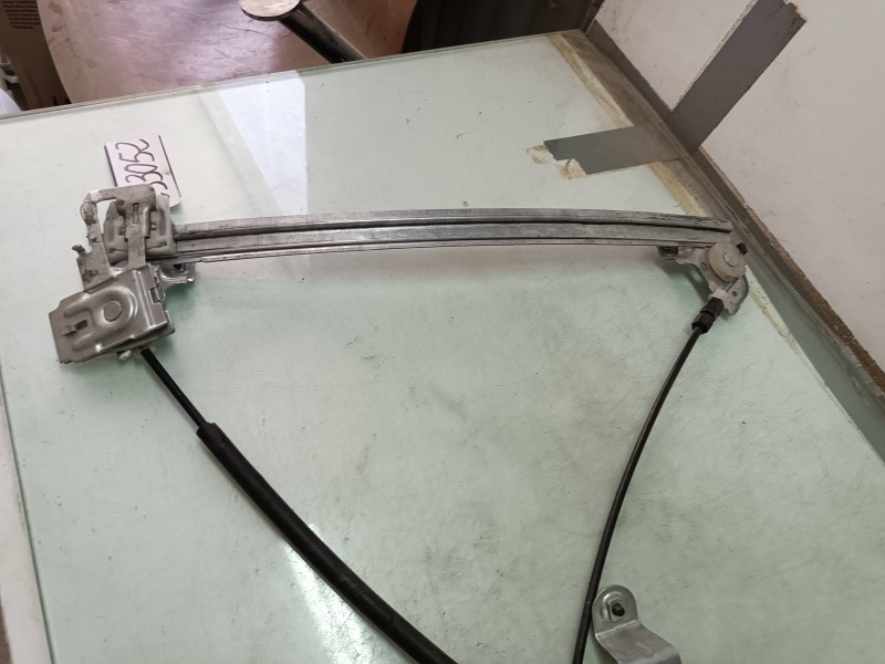 Recambio de elevalunas delantero izquierdo para volkswagen bora berlina (1j2) 1.9 tdi referencia OEM IAM 100673 090137 