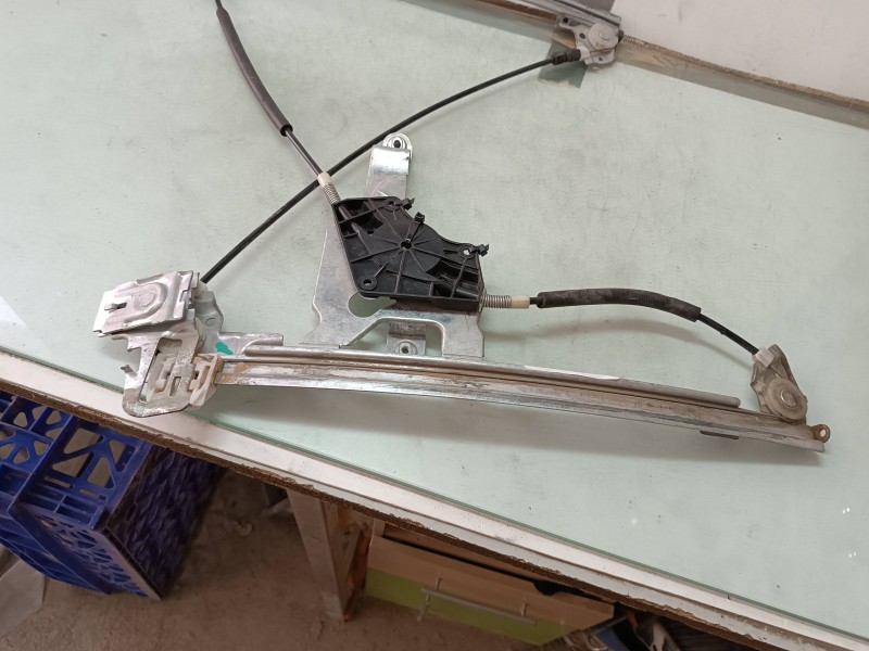 Recambio de elevalunas delantero izquierdo para volkswagen bora berlina (1j2) 1.9 tdi referencia OEM IAM 100673 090137 