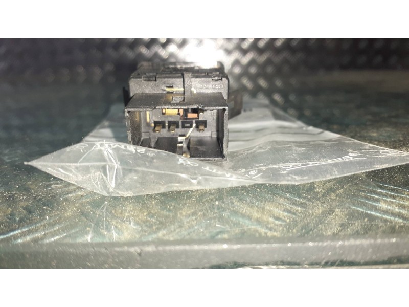 Recambio de warning para seat ibiza (6l1) stella referencia OEM IAM 6L1953235A  CONECTOR 4 PINES