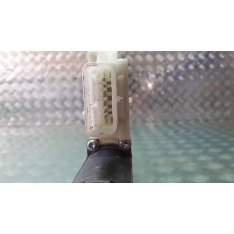 Recambio de motor elevalunas trasero derecho para peugeot 308 style referencia OEM IAM 9825710480  CONECTOR 6 PINES