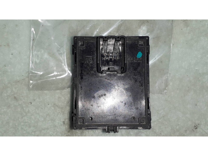 Recambio de mando elevalunas delantero izquierdo para opel adam unlimited ecoflex referencia OEM IAM 13360335 321594 TRW - GM