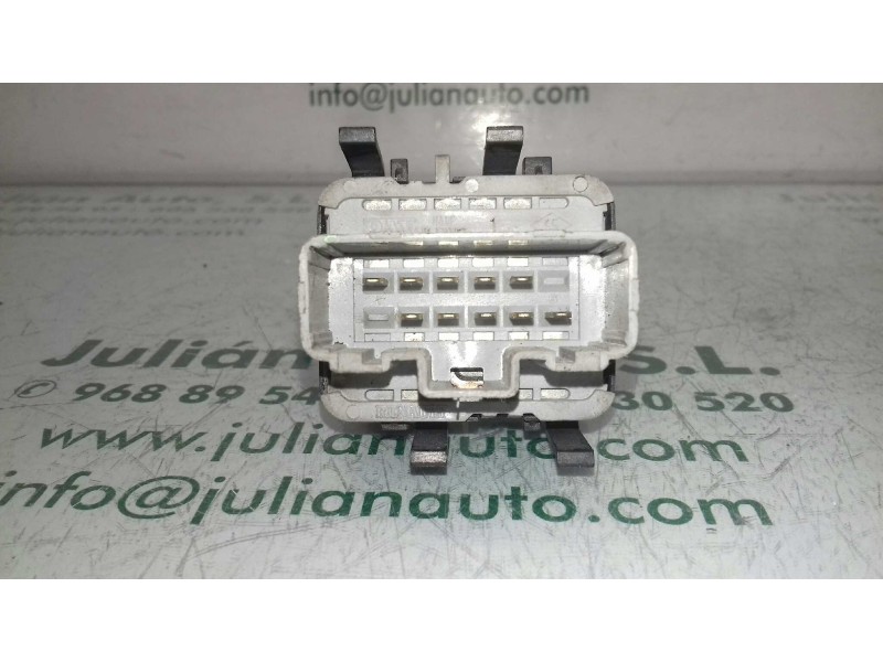 Recambio de mando elevalunas delantero izquierdo para renault megane ii berlina 3p emotion referencia OEM IAM 315042B  GRIS
