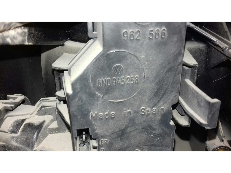 Recambio de piloto trasero derecho para volkswagen polo berlina (6n1) 1.4 16v referencia OEM IAM 6N0945096B  